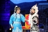 Tuấn Phong (trái) trong vai Lý Trung và Lê Tín trong vai tướng giặc, trong cảnh Lý Trung trá hình sang trại giặc