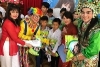 Gia đình nhạc sĩ Bắc Sơn trao 1.000 suất quà cho trẻ miền Tây